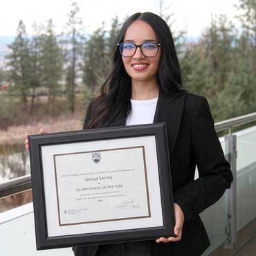 Undergraduate computer science student Shreya Saxena holding her award